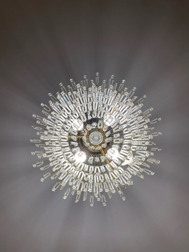 Lámpara de salón dorada y cristal