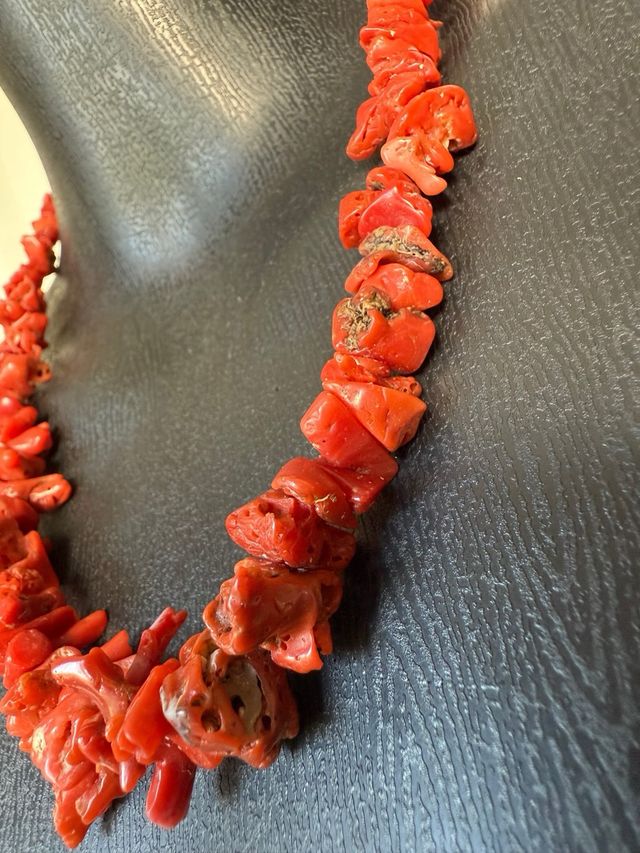 Collar de coral rojo antiguo
