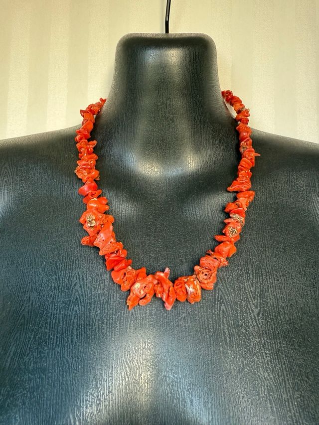 Collar de coral rojo antiguo