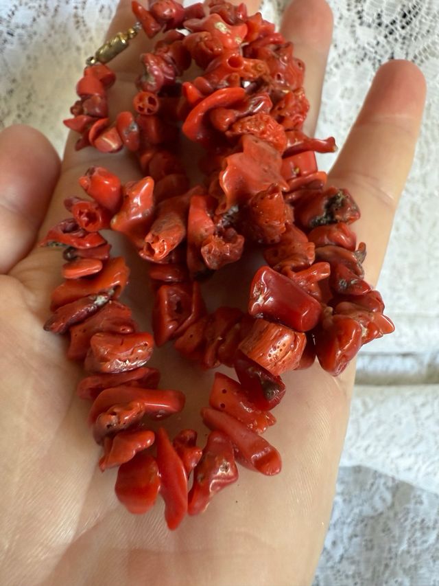 Collar de coral rojo antiguo