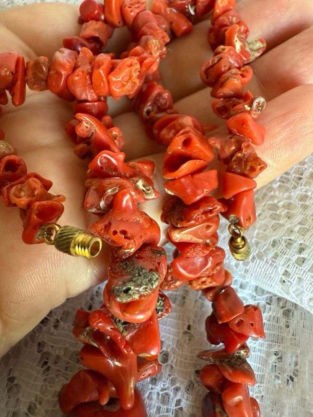 Collar de coral rojo antiguo