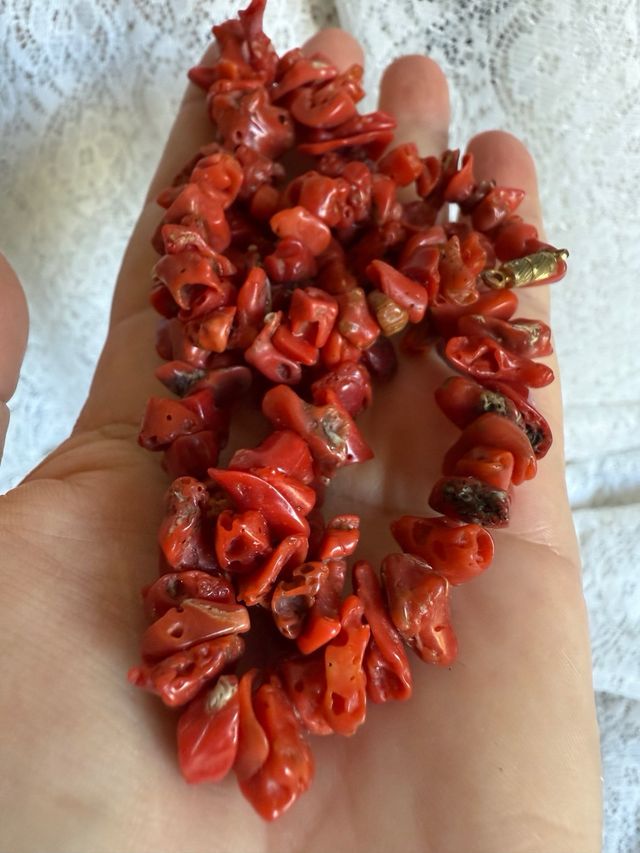 Collar de coral rojo antiguo