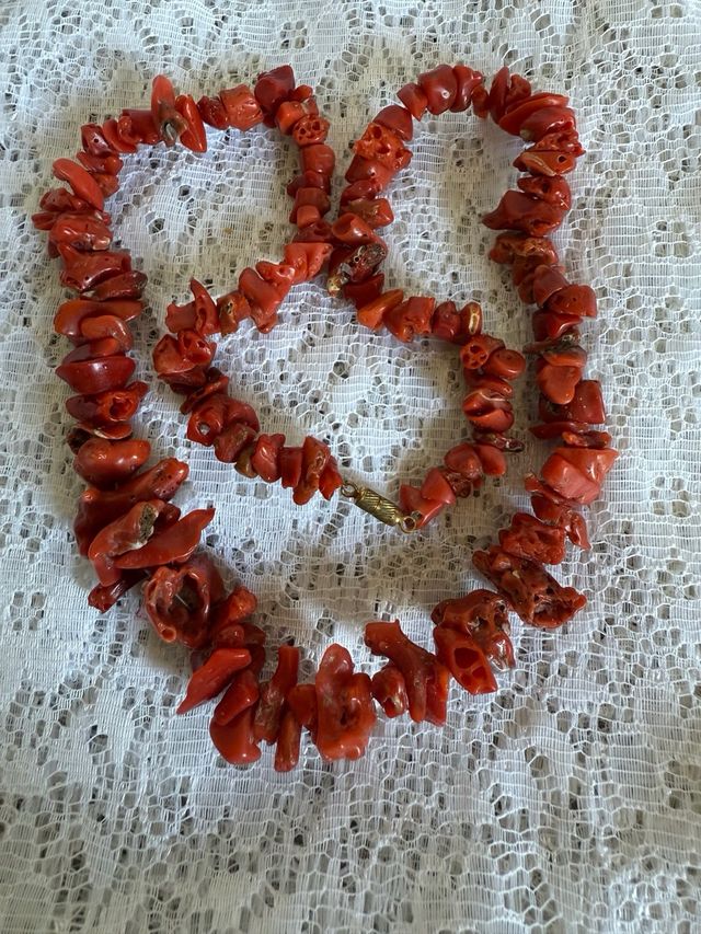 Collar de coral rojo antiguo
