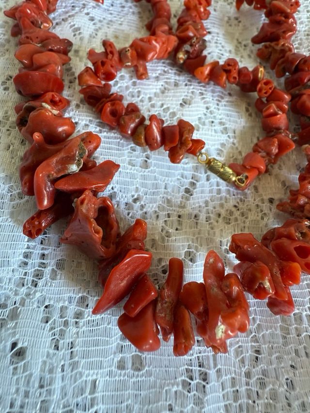 Collar de coral rojo antiguo
