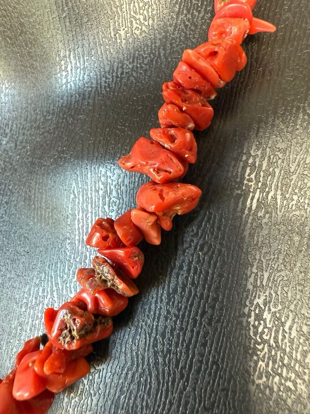Collar de coral rojo antiguo