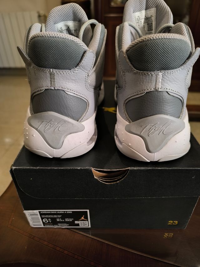 Jordan Max Aura 4 Gris/Blanco Talla 39