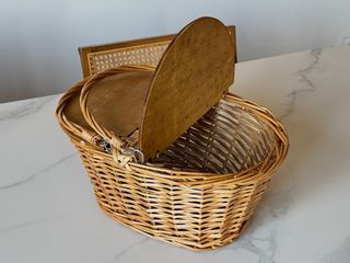 Cesta de picnic ovalada de mimbre con tapa