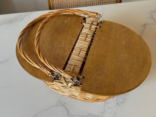 Cesta de picnic ovalada de mimbre con tapa