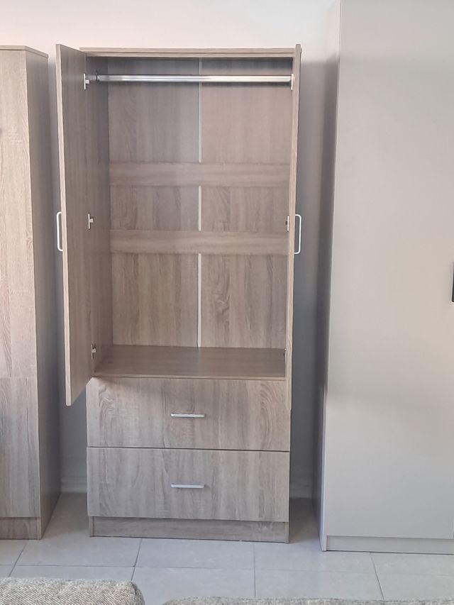 Armario 2 puertas cristal y 2 cajones