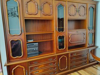 Armario antiguo salón madera y cristal