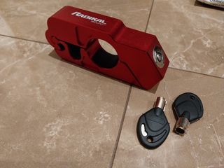 Candado antirrobo moto. Bloqueo manillar.