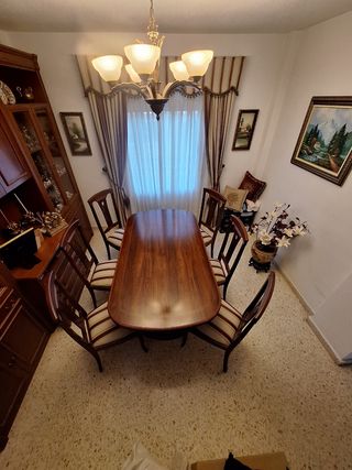 Mesa de comedor con sillas