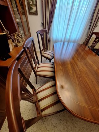 Mesa de comedor con sillas