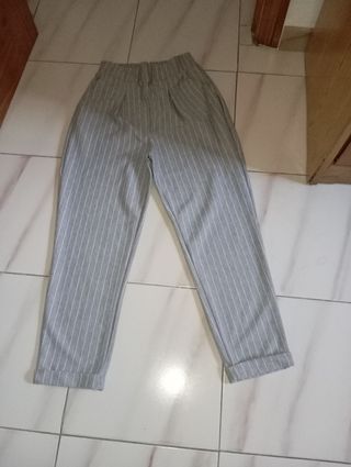 Pantalones de rayas grises mujer