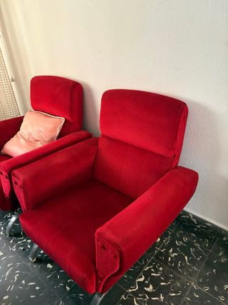 Sillón-butaca de terciopelo rojo