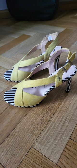 Zapatos de tacón Menbur amarillos y negros