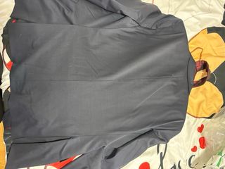 Traje de novio azul con corbata roja