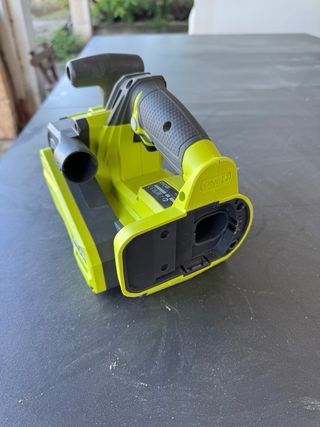 Lijadora de banda Ryobi a batería