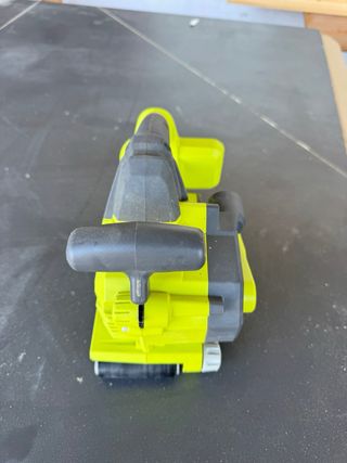 Lijadora de banda Ryobi a batería