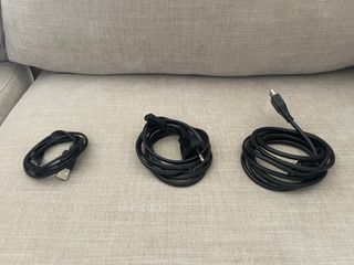 Consola PS4 Slim + 2 Mandos + Cables