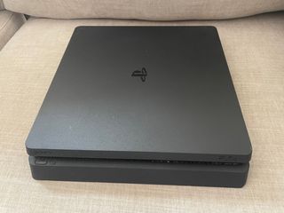 Consola PS4 Slim + 2 Mandos + Cables