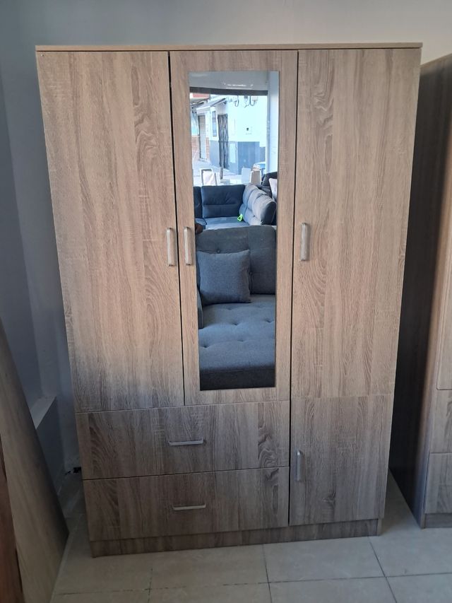 Armadio con 3 ante a specchio e 3 cassetti