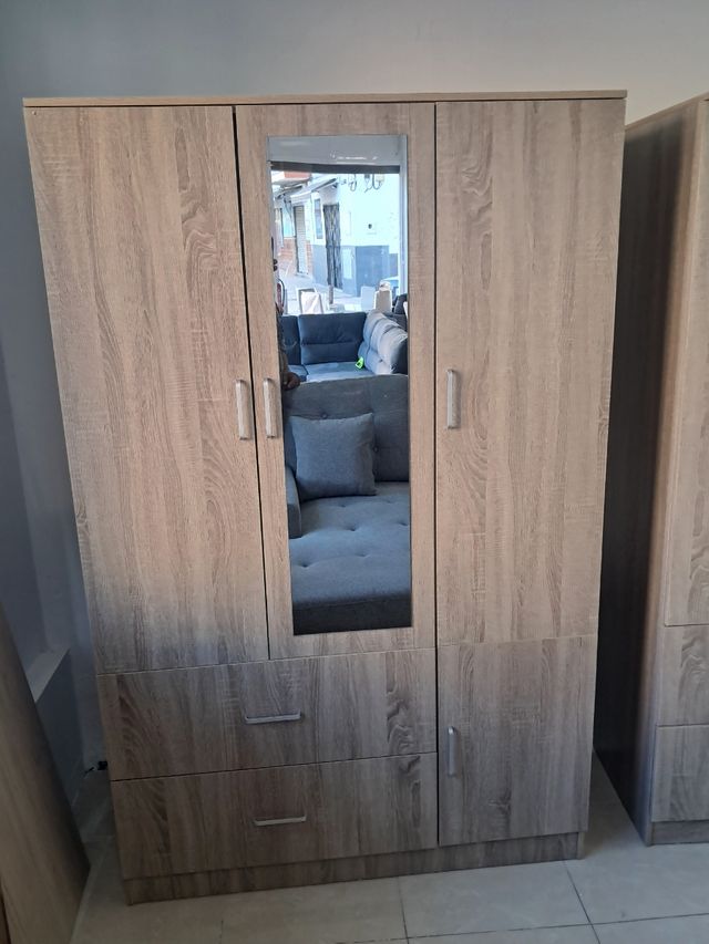 Armadio con 3 ante a specchio e 3 cassetti