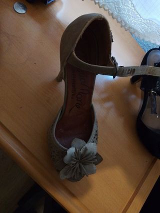 Sandalias beige tacón alto