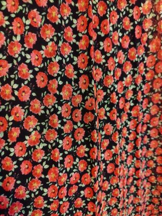 Falda midi floral negra y roja