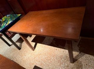 Set di tavoli in legno per ristorante