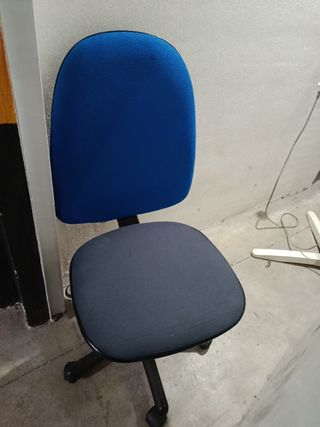 Silla de oficina azul y gris