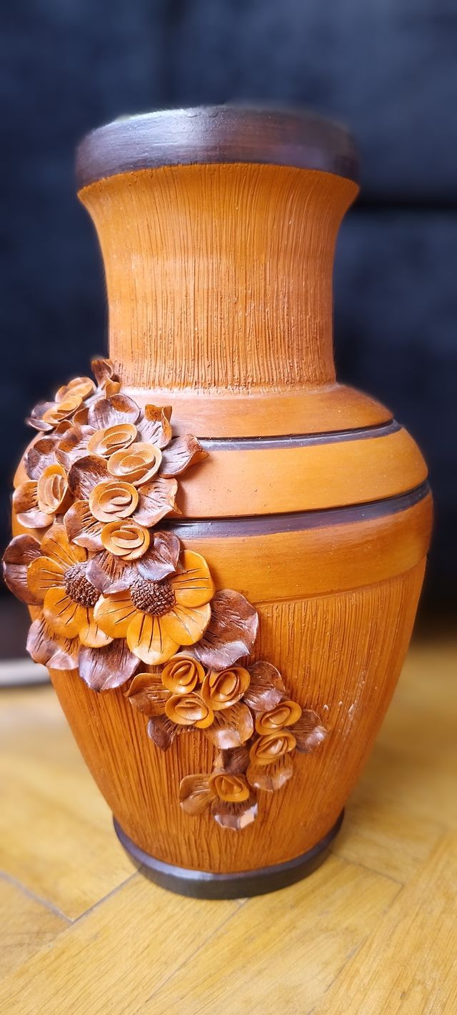 Jarrón de terracota con flores en relieve