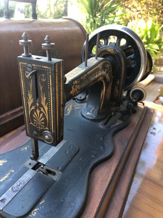 Máquina de coser Singer antigua decorada