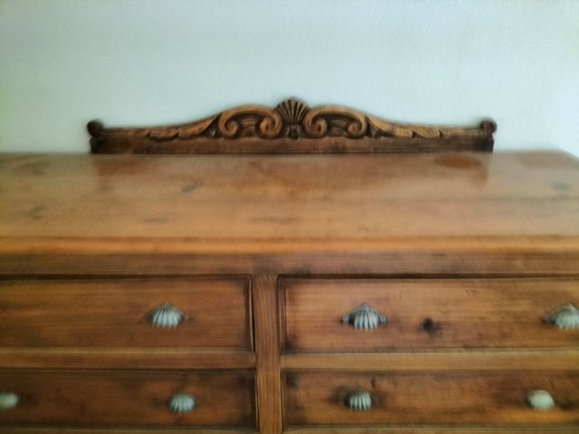 Mueble de madera maciza con 8 cajones