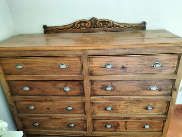 Mueble de madera maciza con 8 cajones