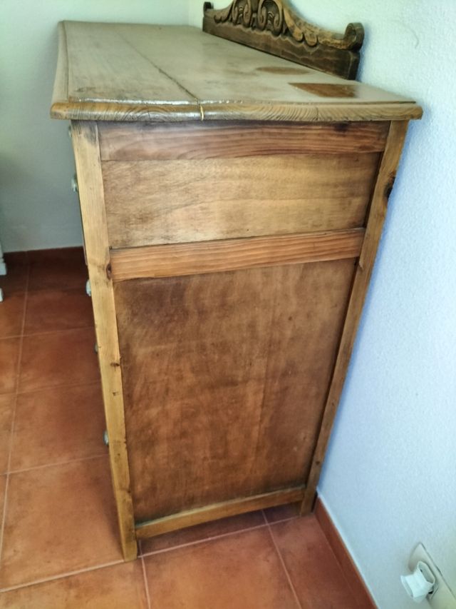 Mueble de madera maciza con 8 cajones