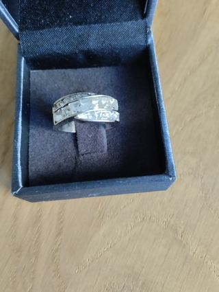 Anillo plateado diseño entrelazado