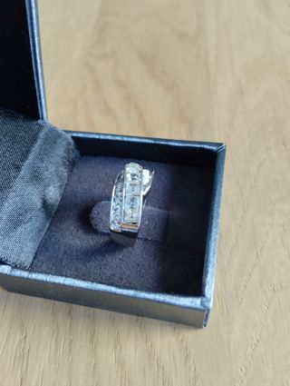 Anillo plateado diseño entrelazado