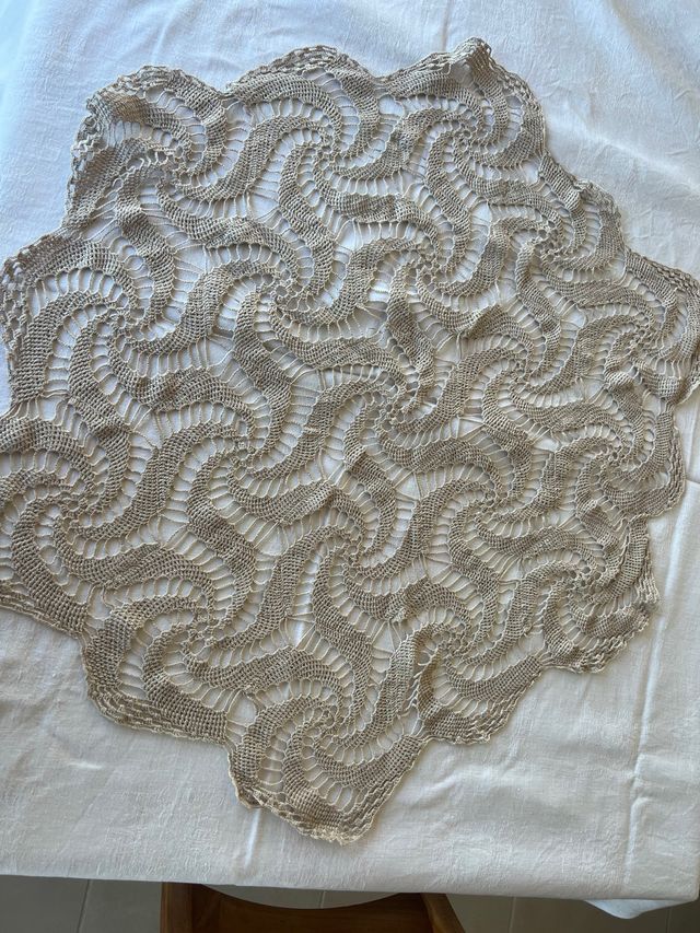 Mantel ganchillo beige redondo hecho a mano