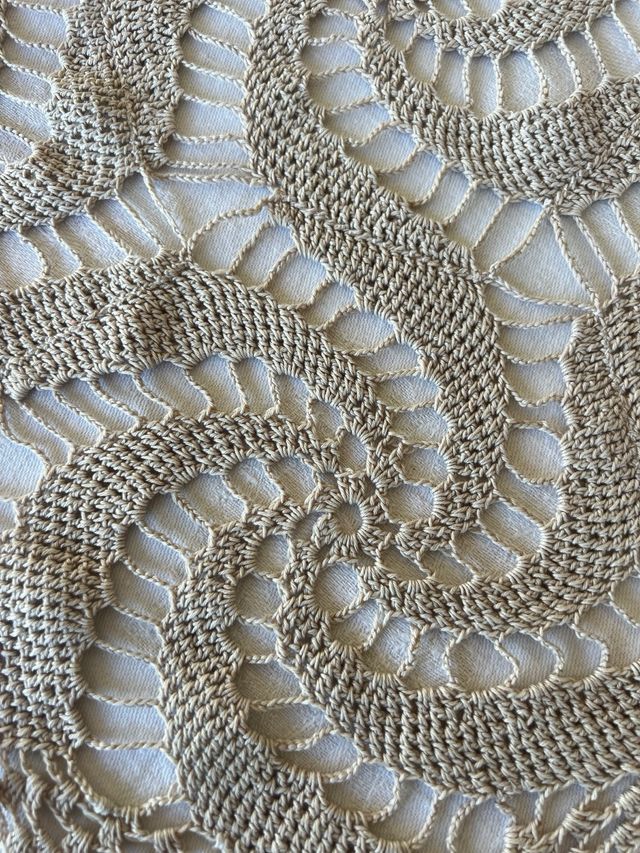 Mantel ganchillo beige redondo hecho a mano
