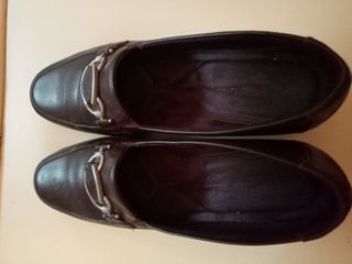 Zapatos negros de vestir con hebilla