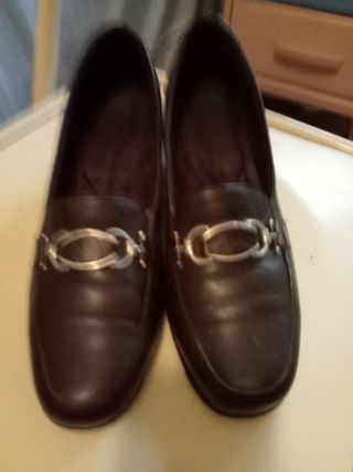Zapatos negros de vestir con hebilla