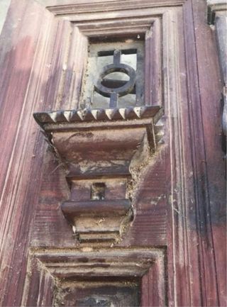Puerta antigua de madera tallada