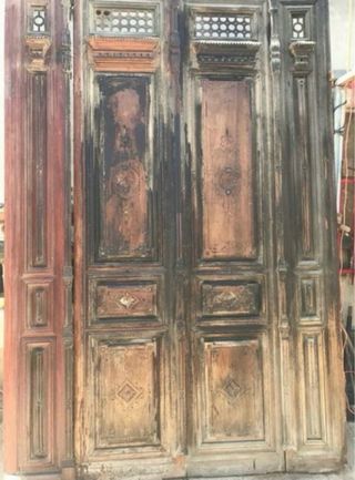 Puerta antigua de madera tallada