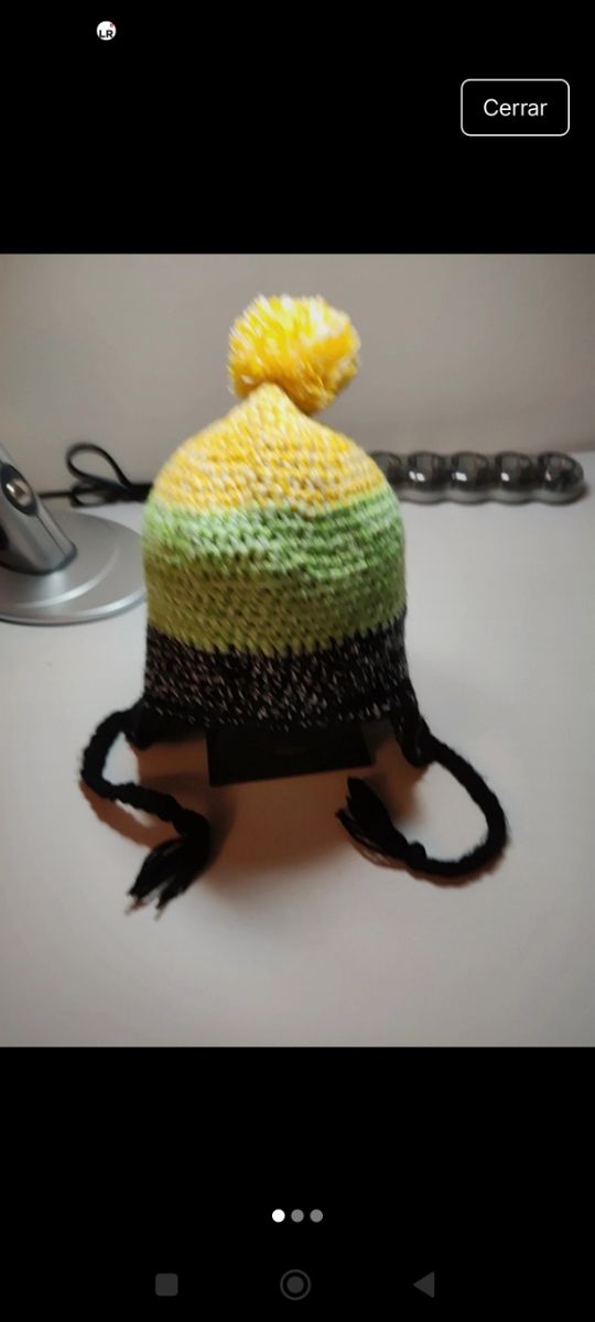 Gorro tejido a mano con orejeras