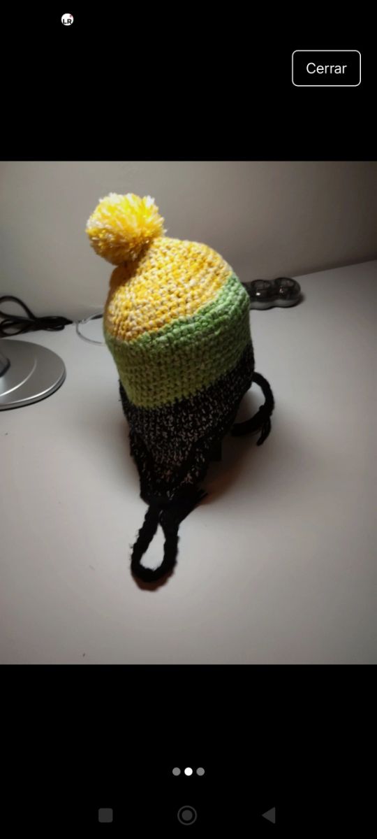Gorro tejido a mano con orejeras