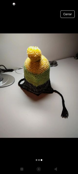 Gorro tejido a mano con orejeras
