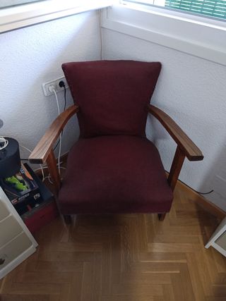 Butaca antigua de tela y madera