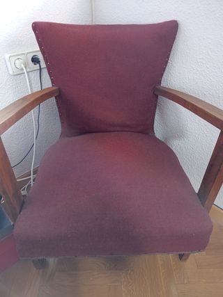 Butaca antigua de tela y madera