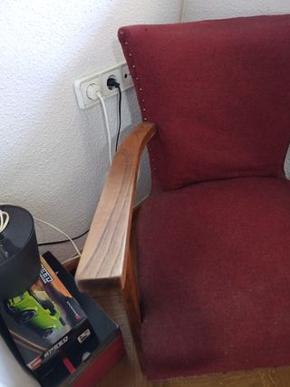 Butaca antigua de tela y madera